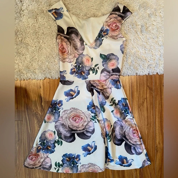 Floral dress - Picture 2 of 7